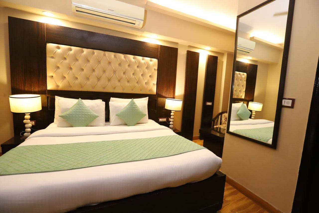 Hotel Palm Grand Naraina - Couple Friendly Local Ids Accepted 4*