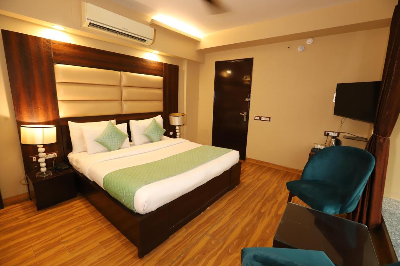 Palm Grand Naraina - Couple Friendly Local Ids Accepted Hotel