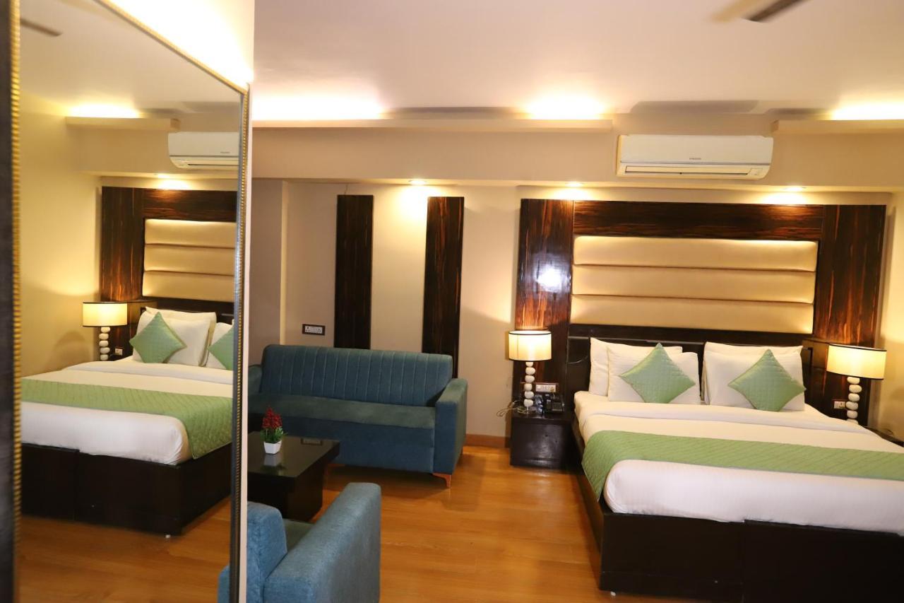 Palm Grand Naraina - Couple Friendly Local Ids Accepted Hotel 4*