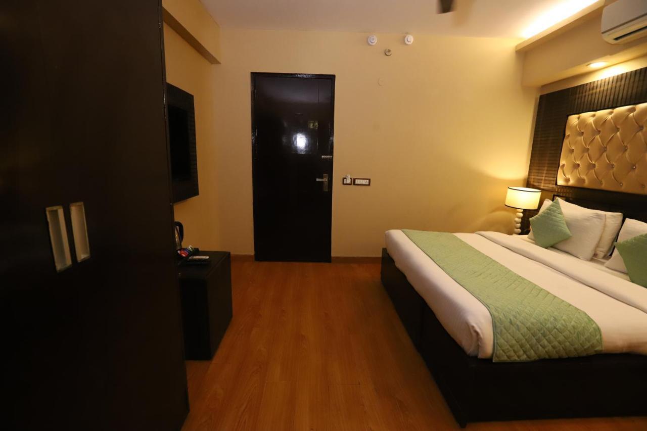 Hotel Palm Grand Naraina - Couple Friendly Local Ids Accepted