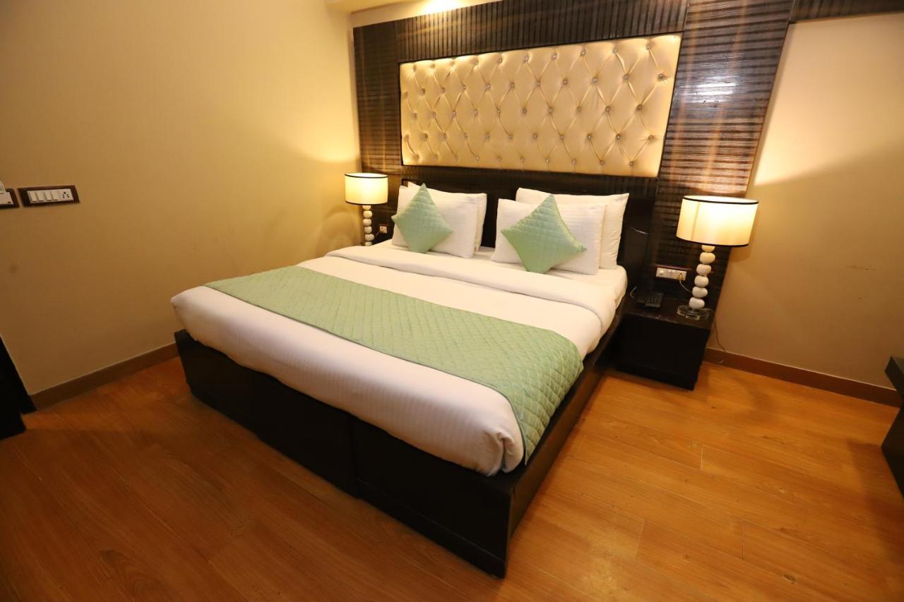Palm Grand Naraina - Couple Friendly Local Ids Accepted Hotel 4*