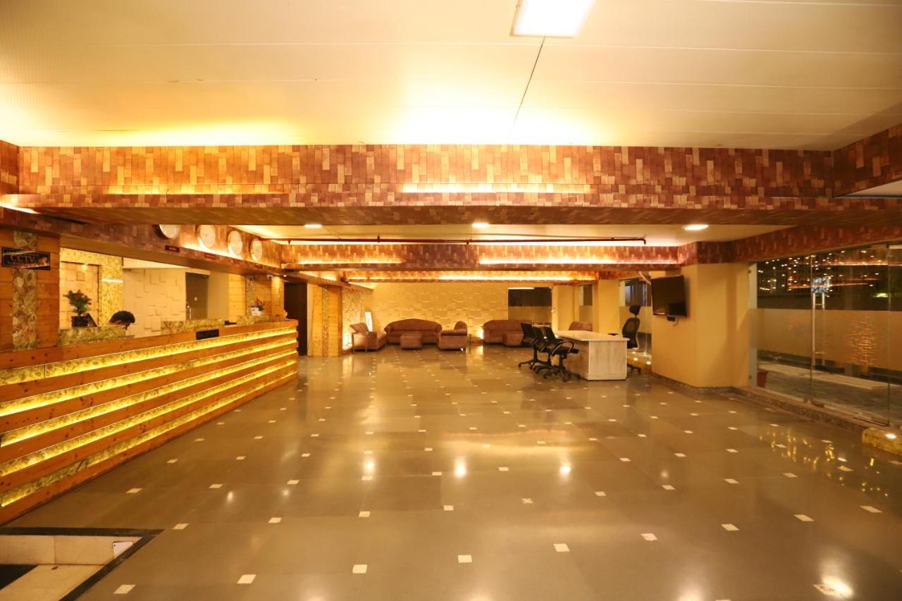 Hotel Palm Grand Naraina - Couple Friendly Local Ids Accepted 4*