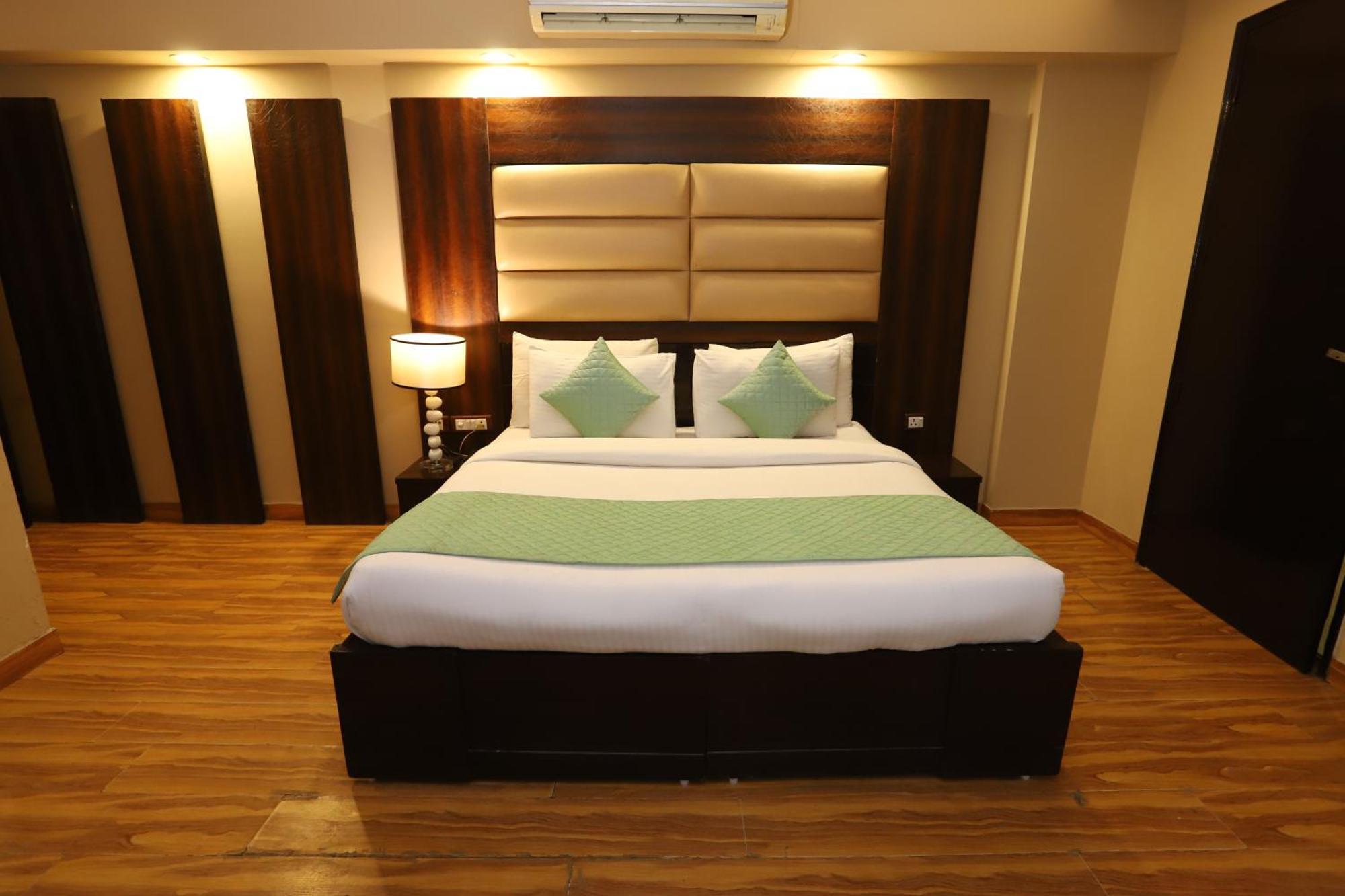 Palm Grand Naraina - Couple Friendly Local Ids Accepted