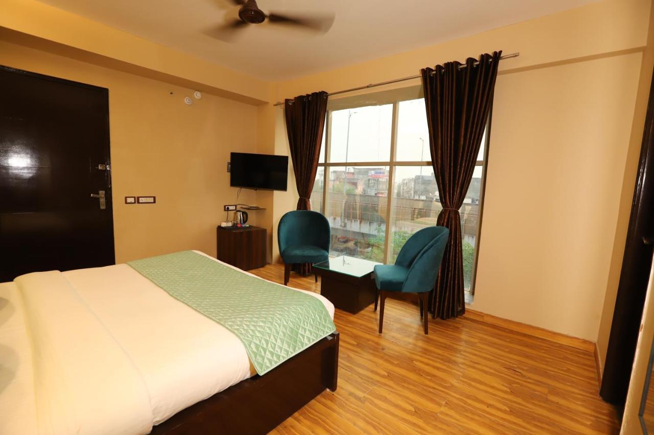 Palm Grand Naraina - Couple Friendly Local Ids Accepted 4*