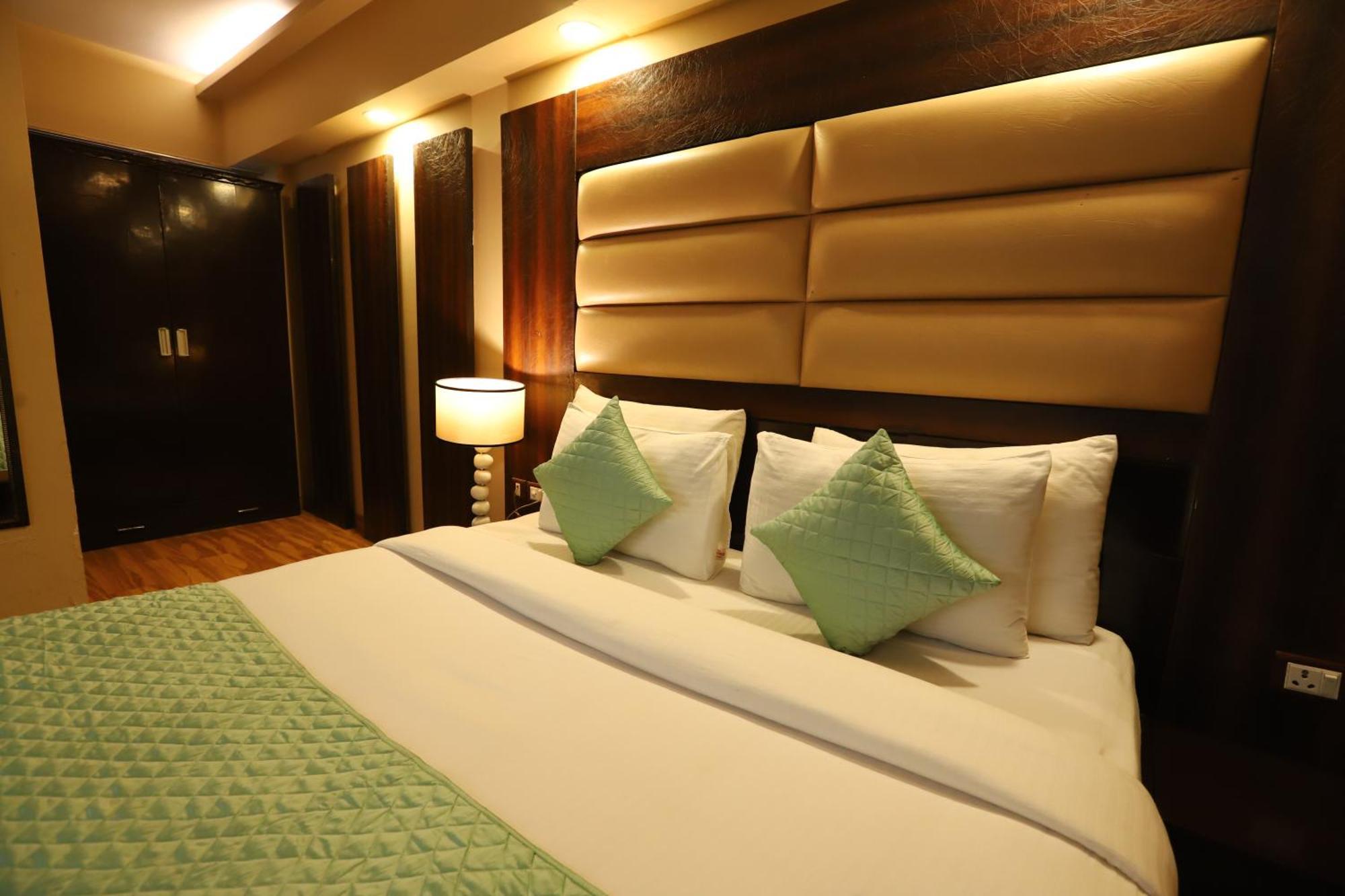 Hotel Palm Grand Naraina - Couple Friendly Local Ids Accepted 4*