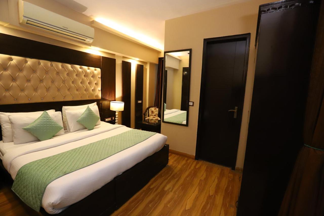 Hotel Palm Grand Naraina - Couple Friendly Local Ids Accepted