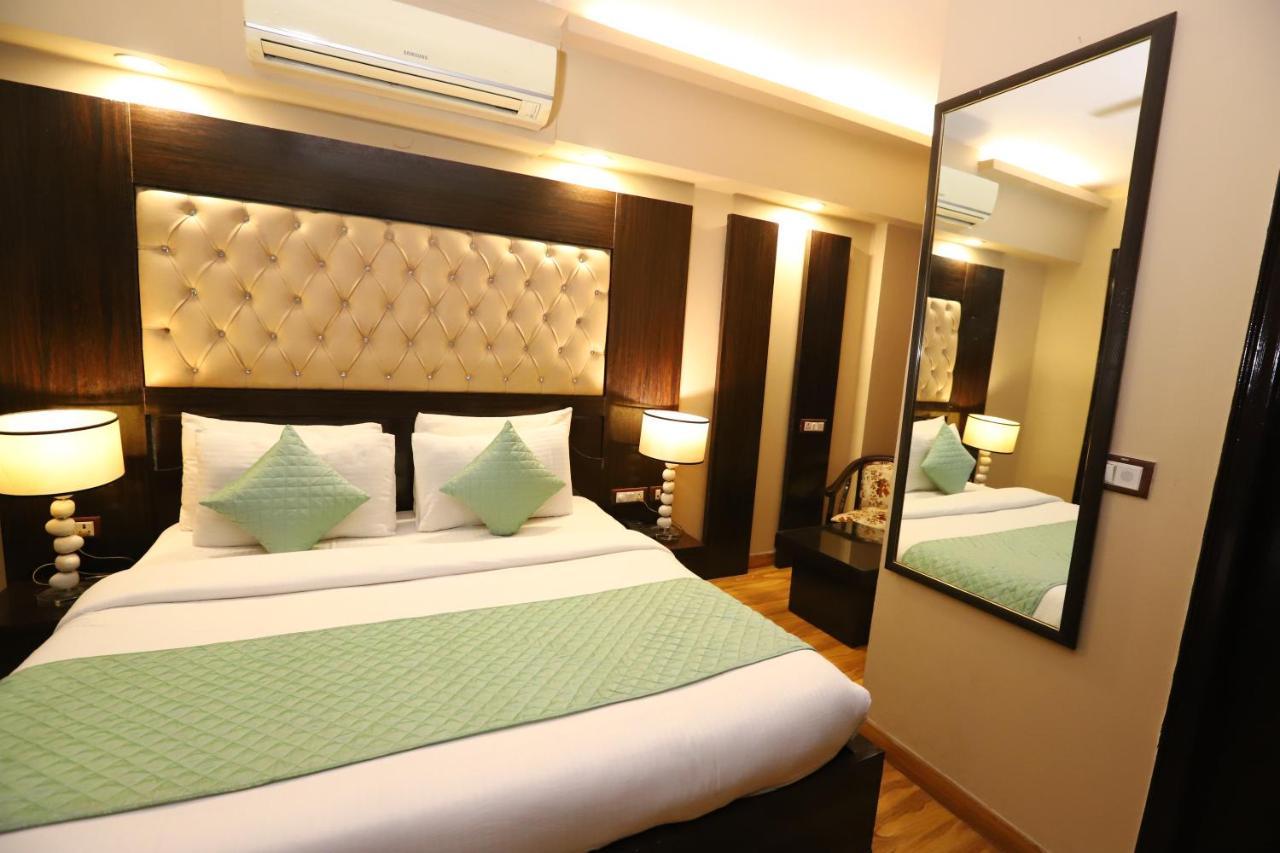 Hotel Palm Grand Naraina - Couple Friendly Local Ids Accepted