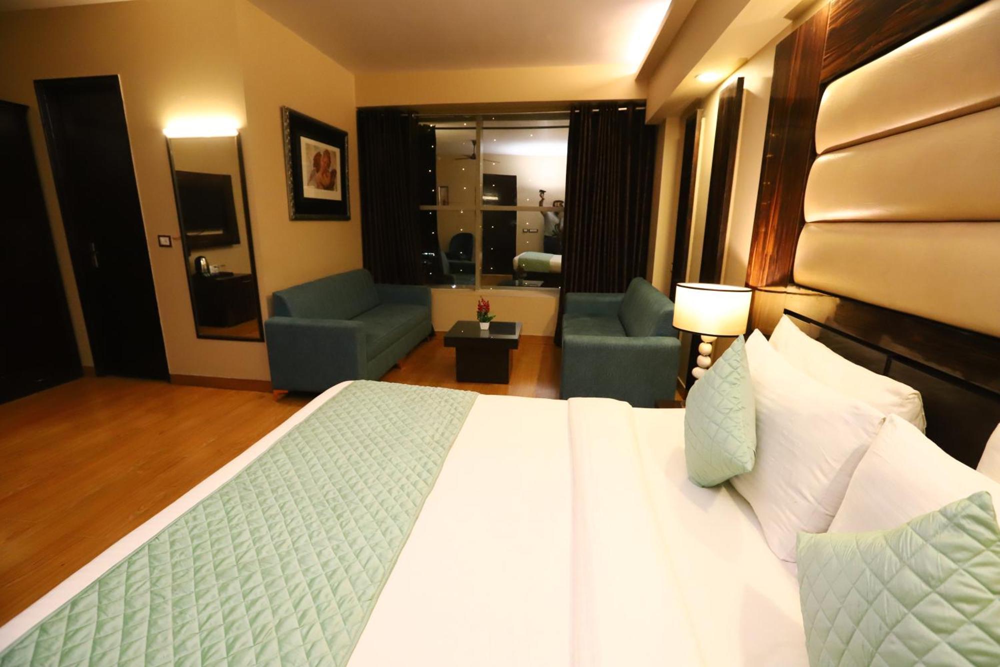 Hotel Palm Grand Naraina - Couple Friendly Local Ids Accepted