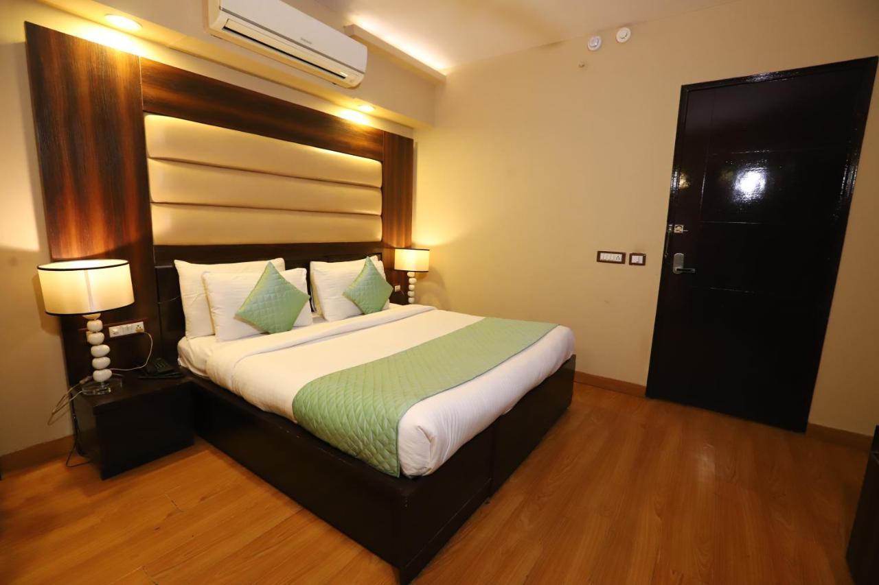 Hotel Palm Grand Naraina - Couple Friendly Local Ids Accepted