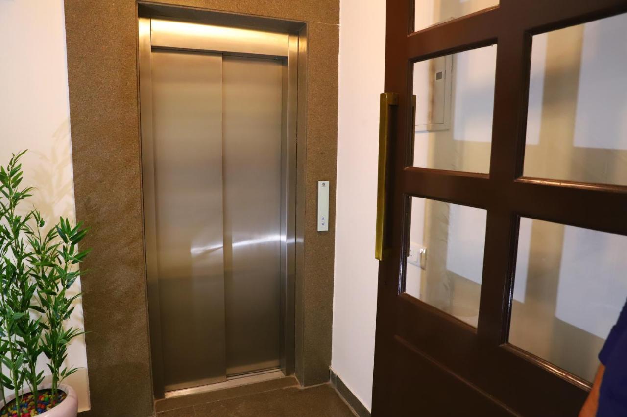 Malbork Rajouri Garden Delhi - Couple Friendly Local Ids Accepted 3*