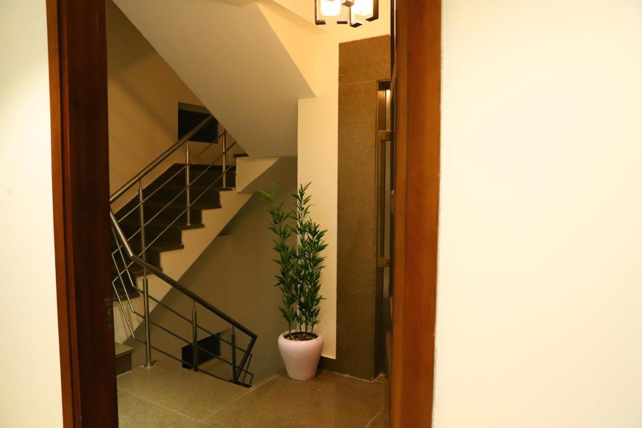 Malbork Rajouri Garden Delhi - Couple Friendly Local Ids Accepted