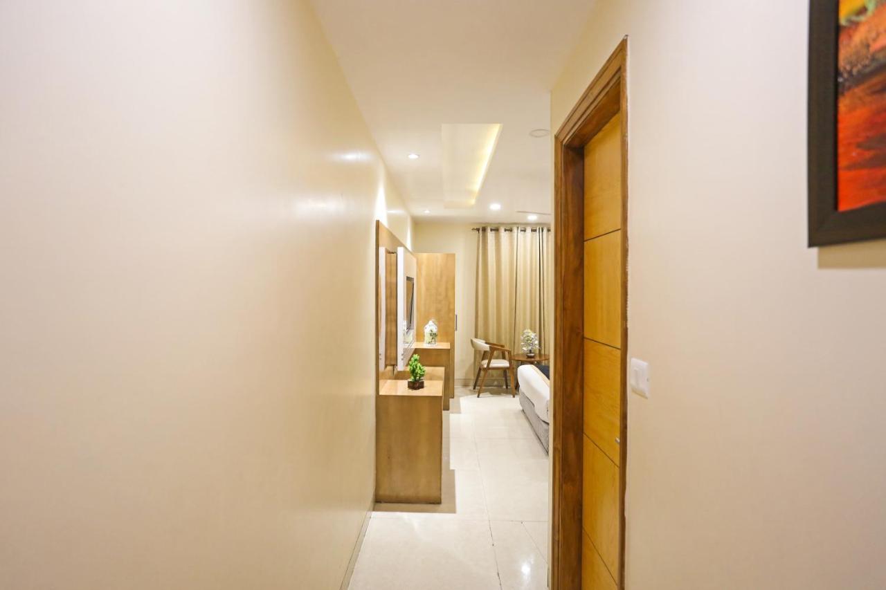 Hotel Worth Newly Bulit - New Delhi