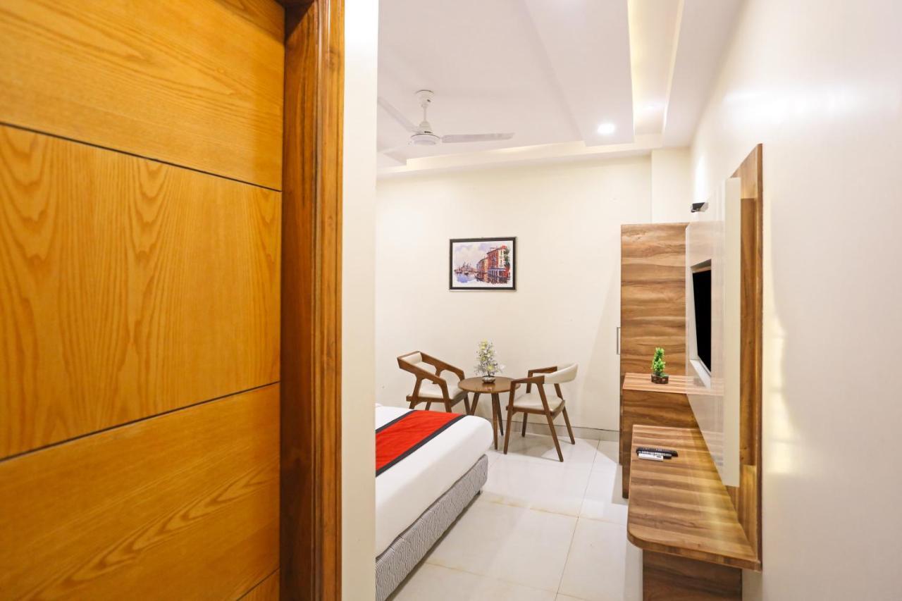 Frank Stay-newly Built Worth -2mins Walk From Rk Ashram Metro Satation 4*