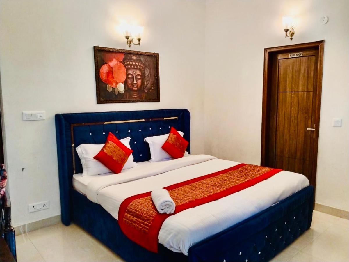 Fortune Service 2bhk,e28 Saket 2a New Delhi