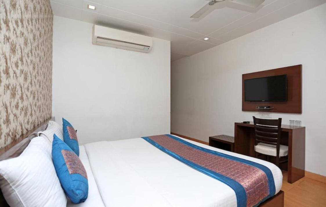 Mukund Residency And Banquet 3*