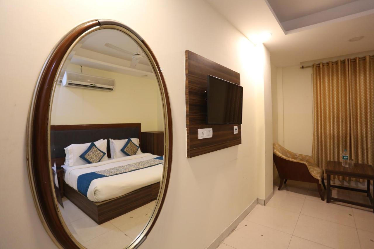 Paras Delhi Airport Hotel 3*
