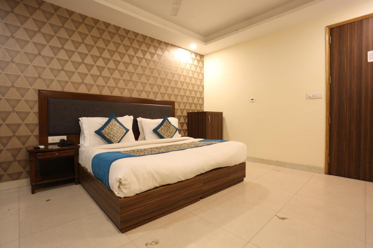 Paras Delhi Airport 3*