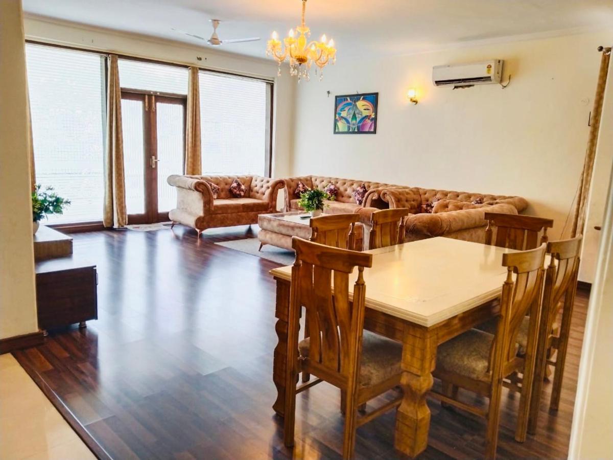 Fortune Service 2bhk,e28 Saket 2a New Delhi