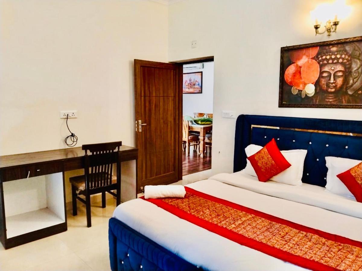 Fortune Service 2bhk,e28 Saket 2a Apartment
