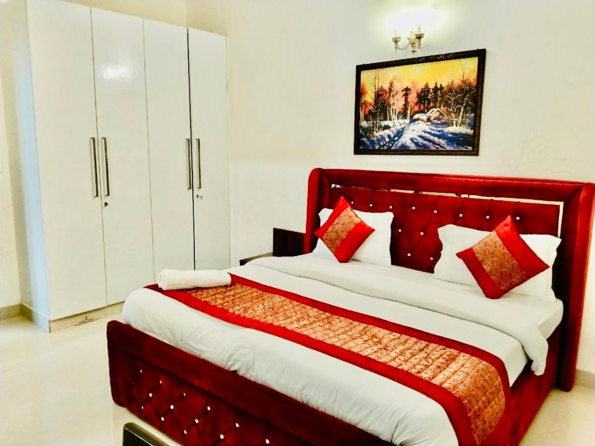 Fortune Service 2bhk,e28 Saket 2a * New Delhi