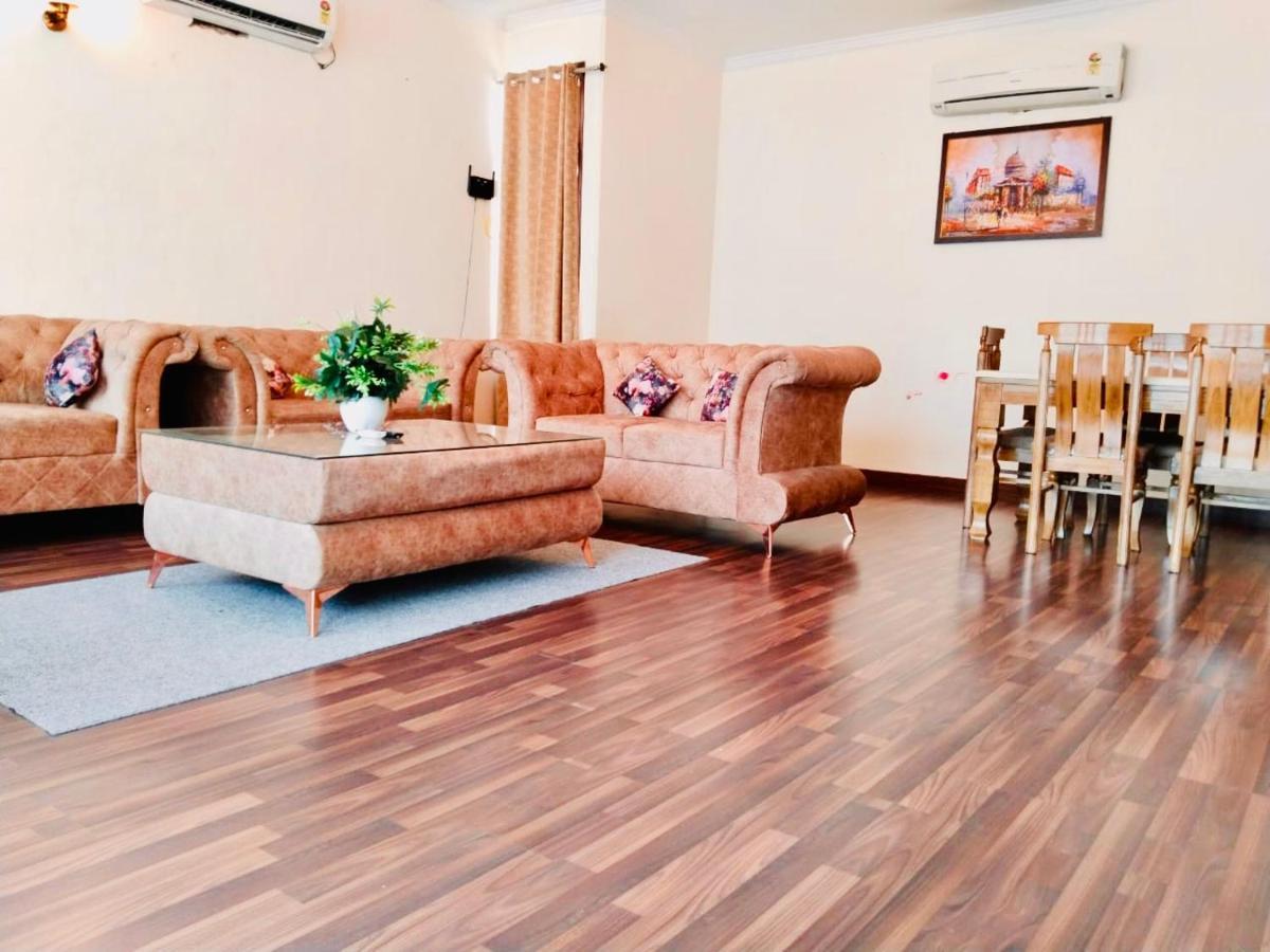 Fortune Service 2bhk,e28 Saket 2a *