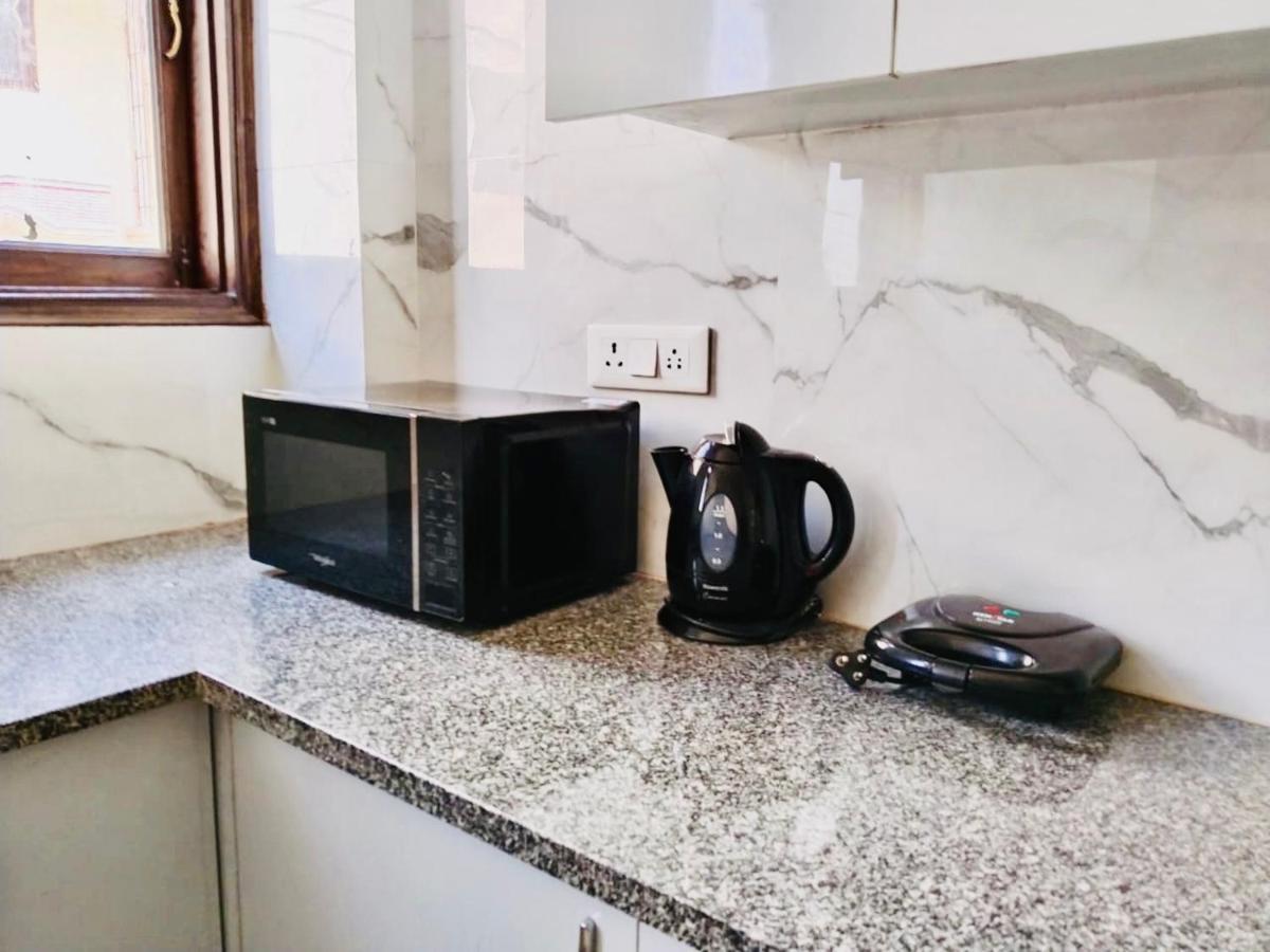 Fortune Service 2bhk,e28 Saket 2a * New Delhi