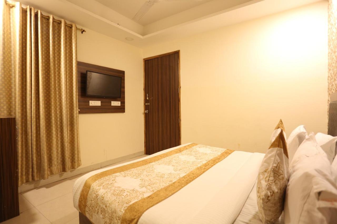 Hotel Paras Delhi Airport