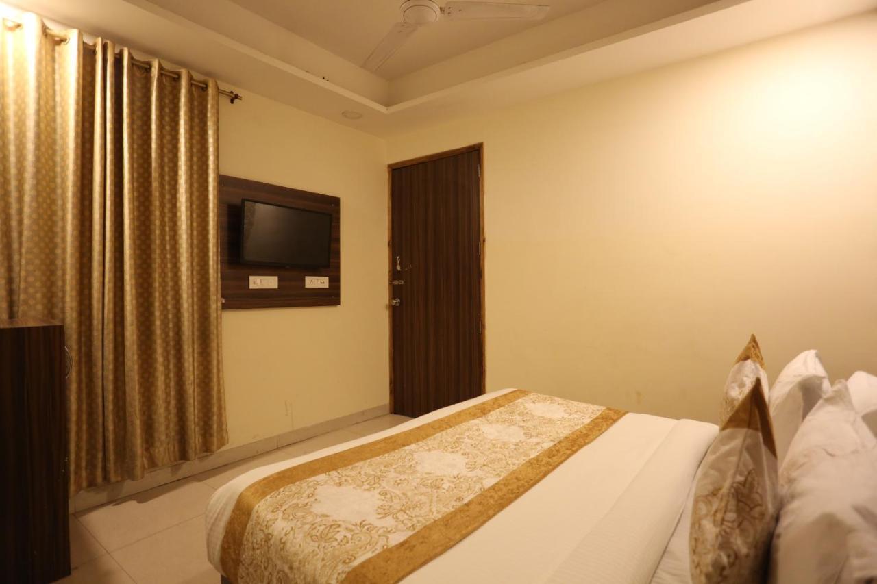 Hotel Paras Delhi Airport 3*