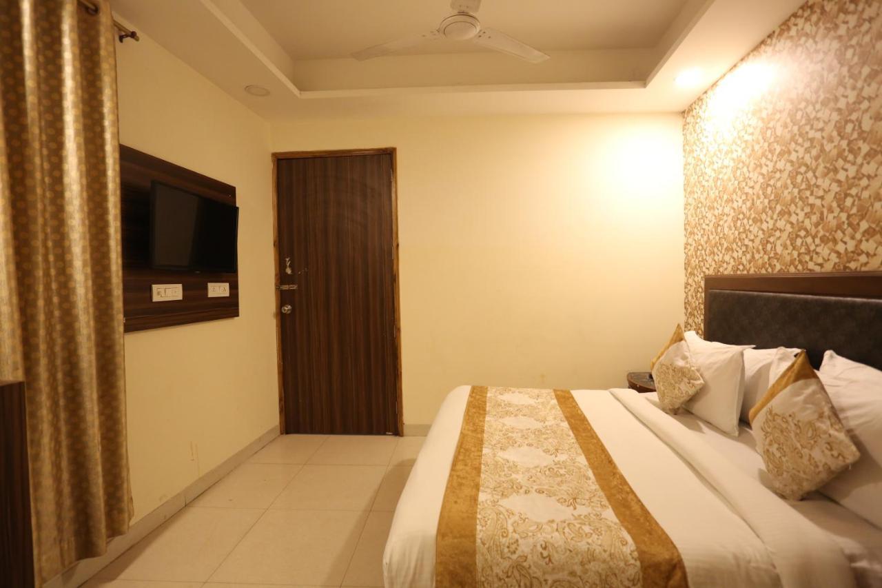 Hotel Paras Delhi Airport 3*