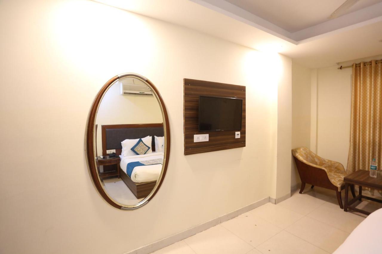 Paras Delhi Airport Hotel 3*