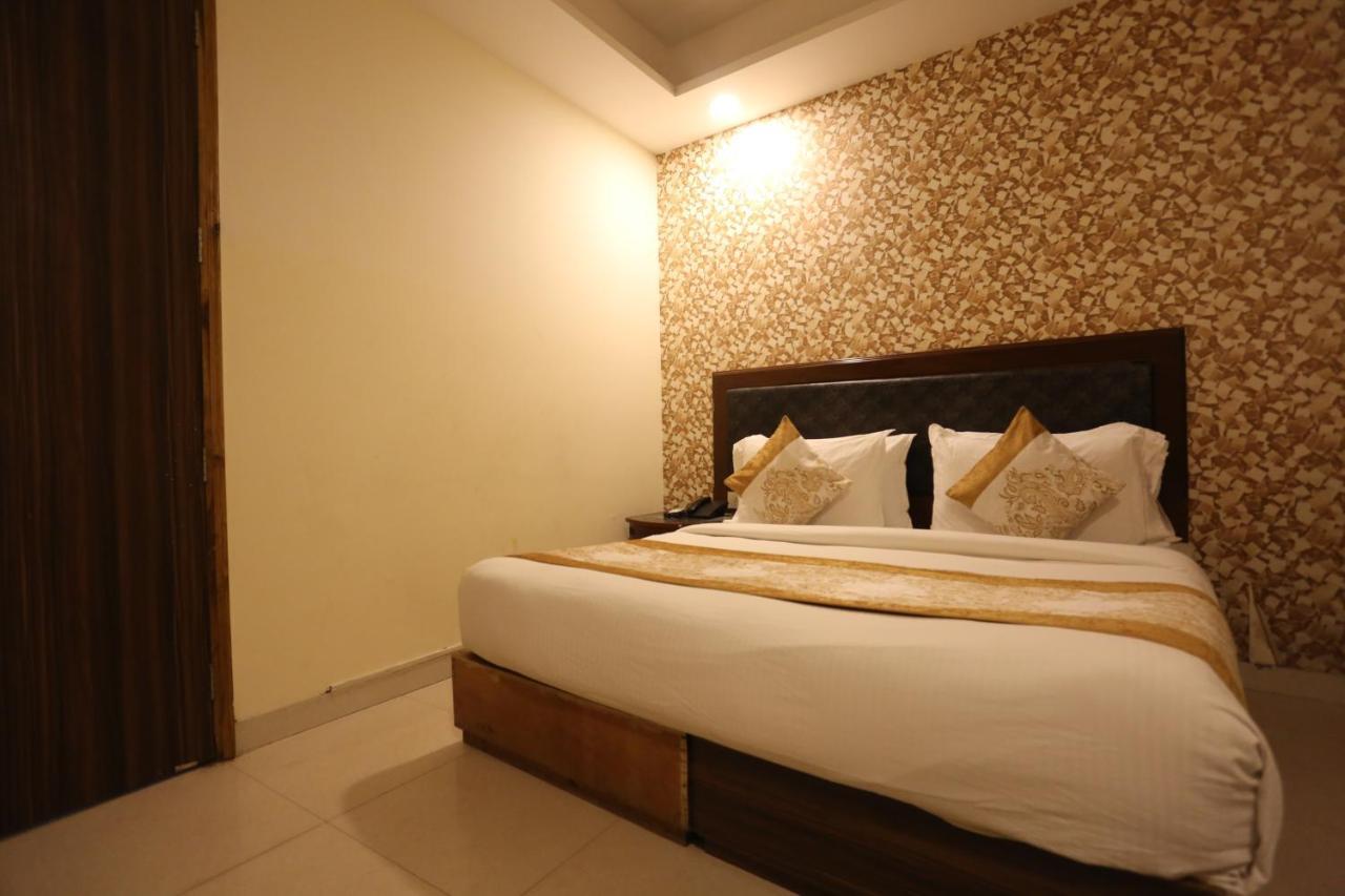 Paras Delhi Airport Hotel 3*