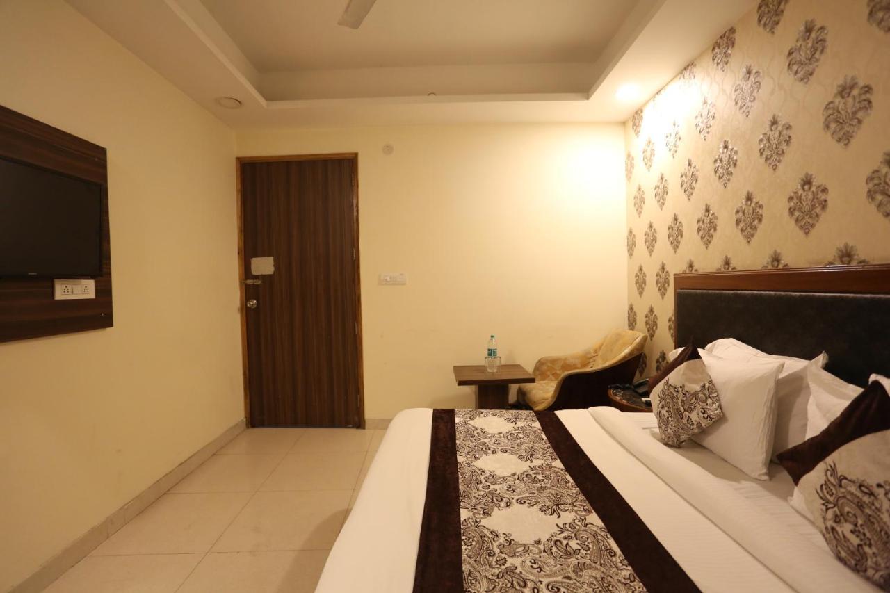 Paras Delhi Airport 3*