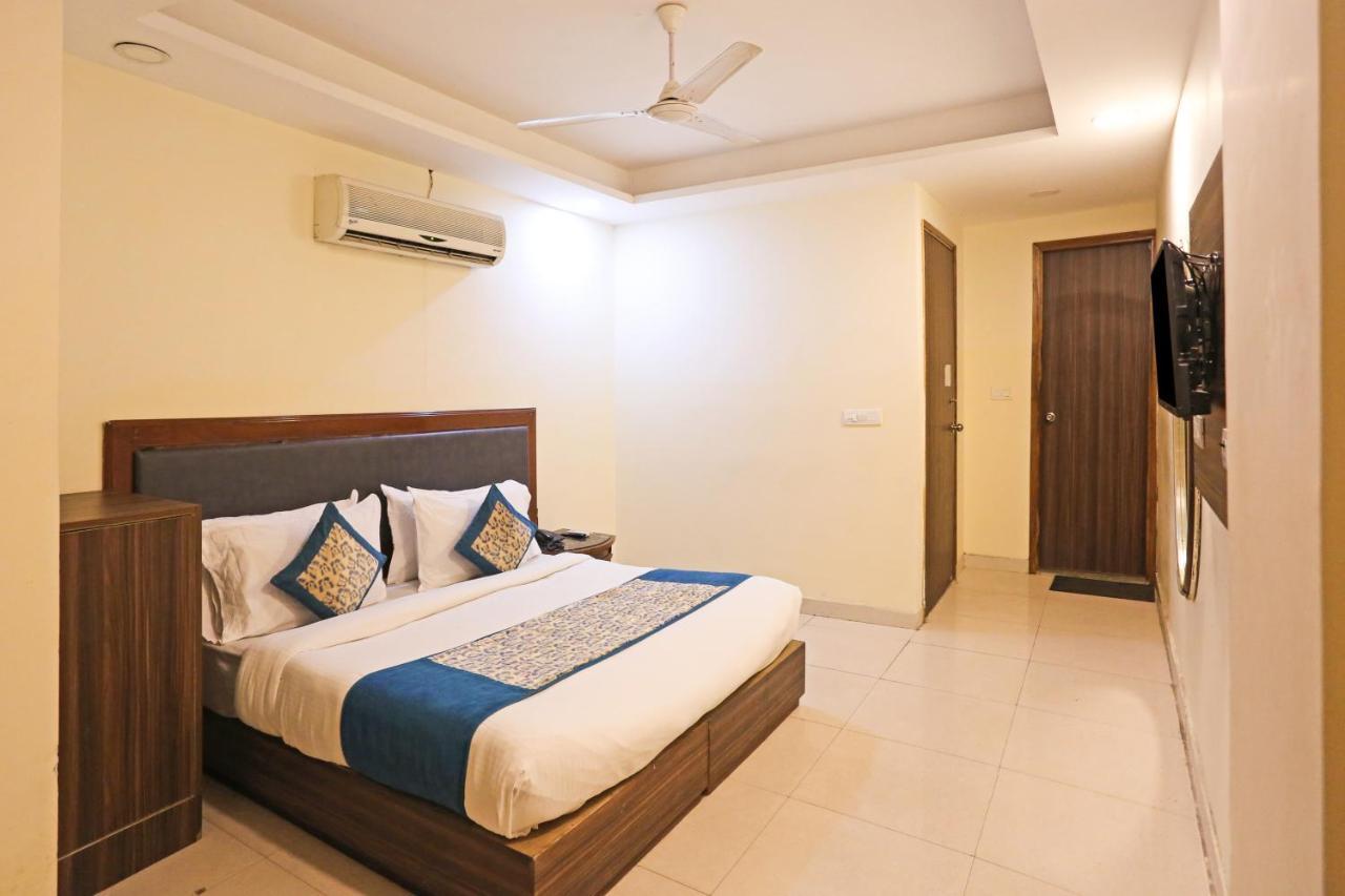 Hotel Paras Delhi Airport