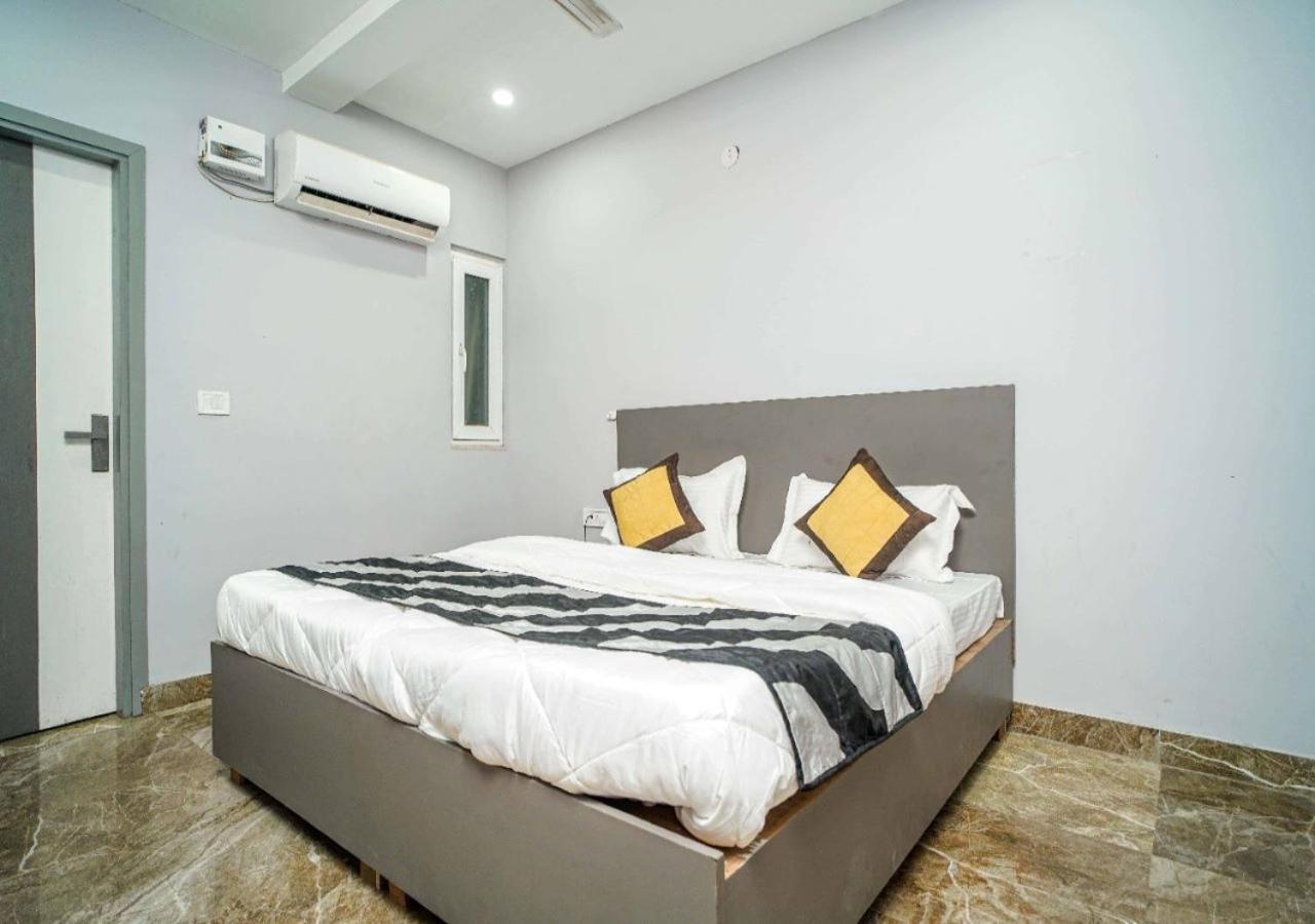 Hotel Red Snapper Near Dashrathpuri Metro Station - By Ap Singh Nova Deli