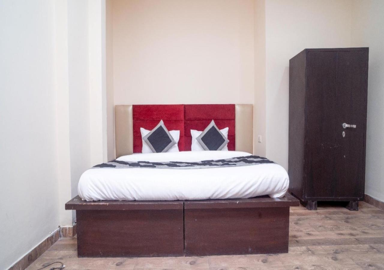 Hotel Red Snapper Near Dashrathpuri Metro Station - By Ap Singh Nova Deli