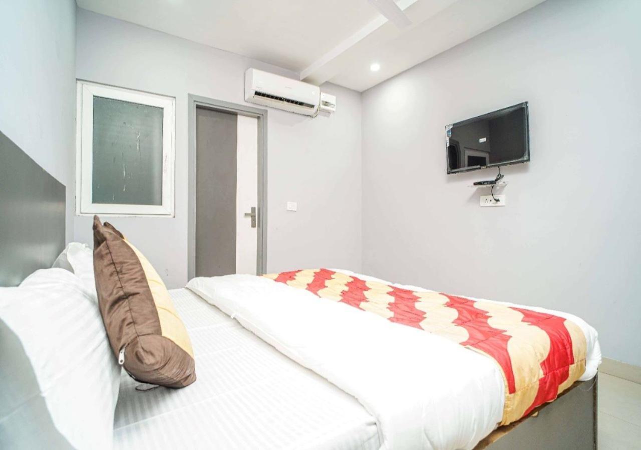 Hotel Red Snapper Near Dashrathpuri Metro Station - By Ap Singh Nova Deli