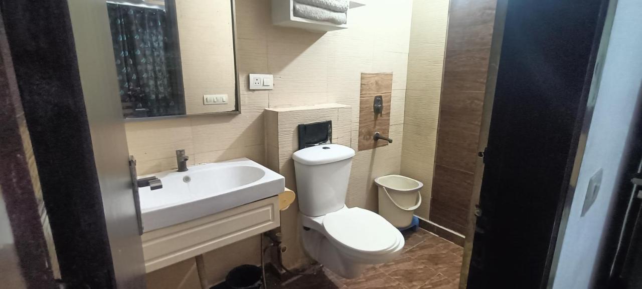 Hotel The Paradise Near Apollo Hospital New Delhi