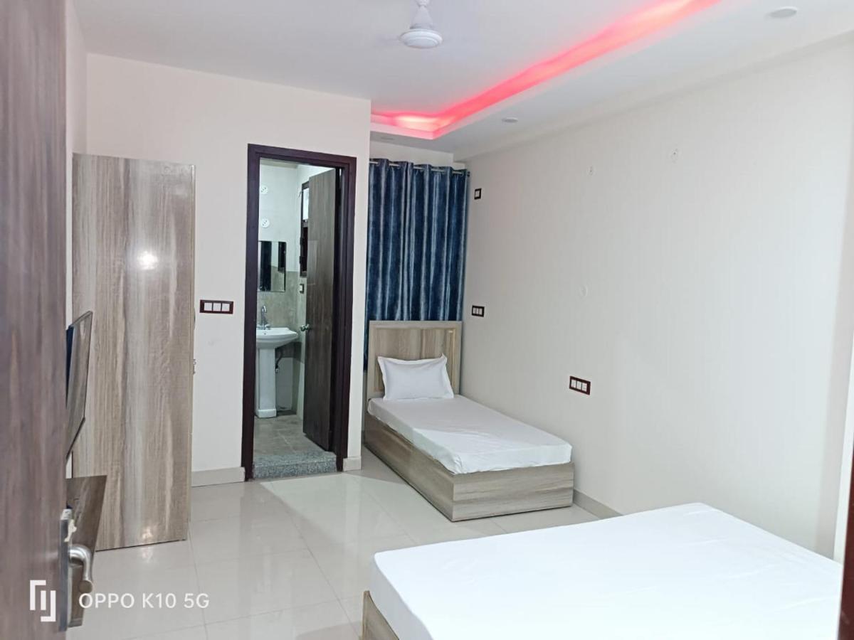 Bed & Breakfast Travel At Delhi Airport 3*