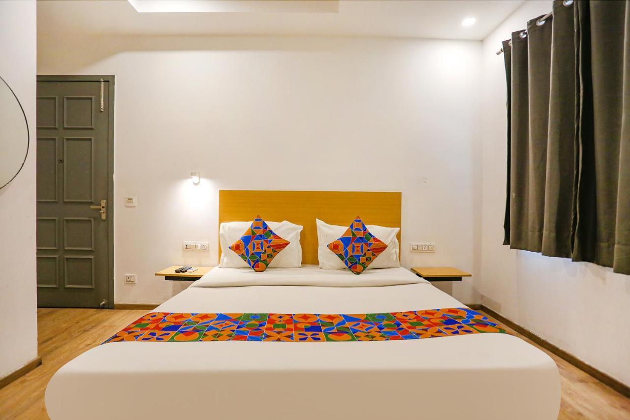 Fabhotel Roseman
