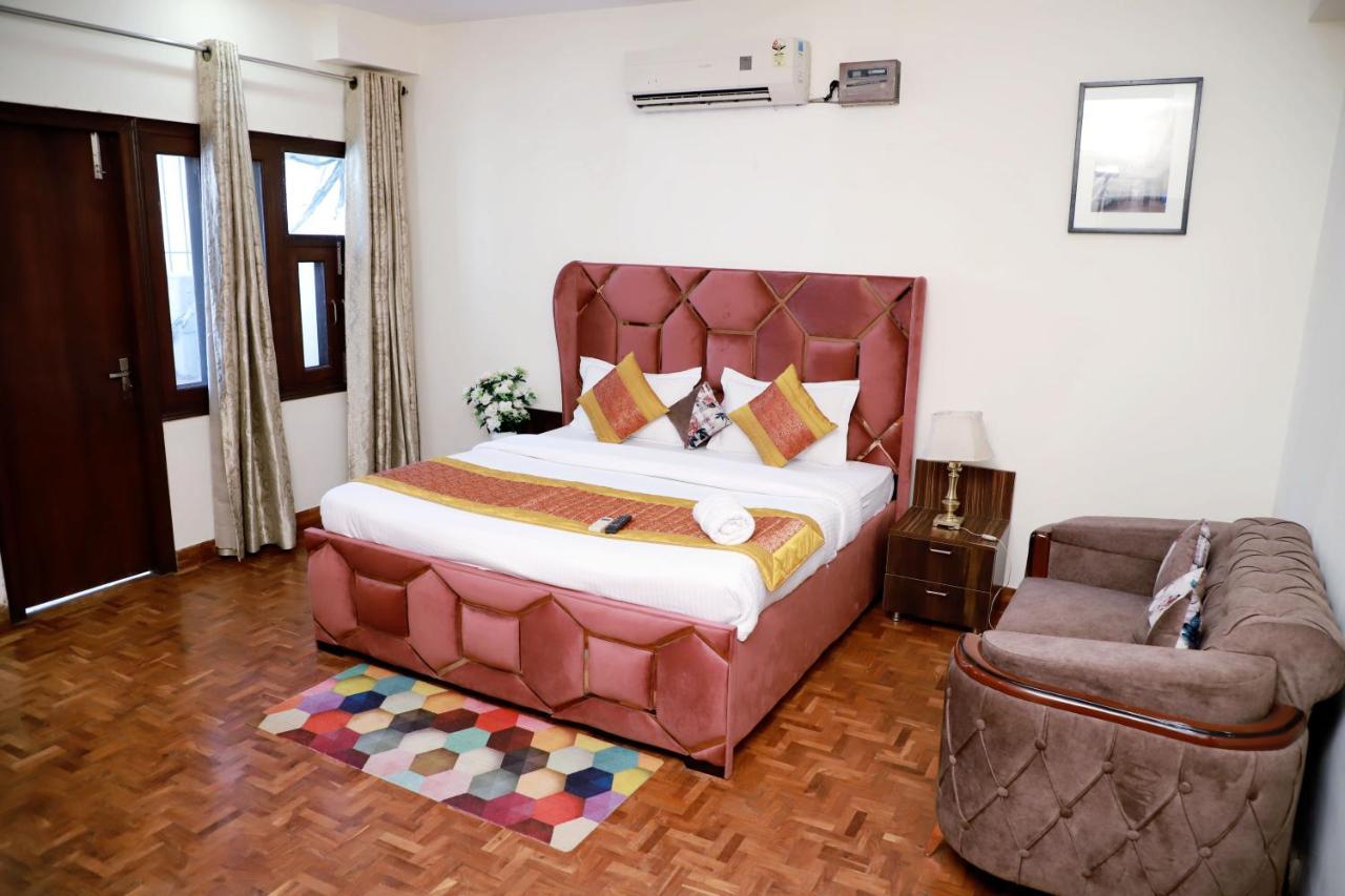 Fortune Service 3bhk,e-28 Saket 1b New Delhi