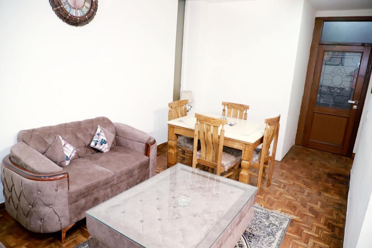 Fortune Service 3bhk,e-28 Saket 1b * New Delhi