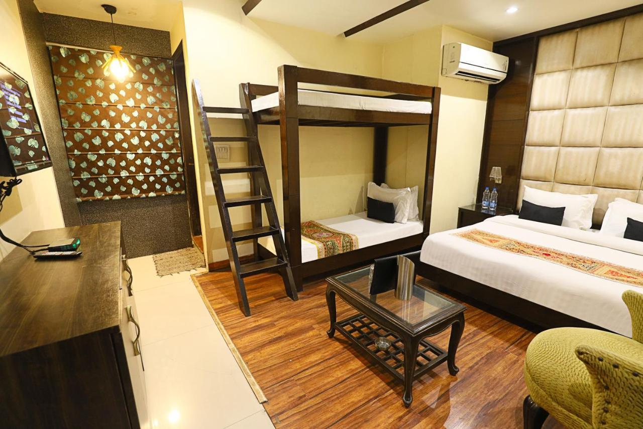 Staybook Aira Railway Station Paharganj 4*