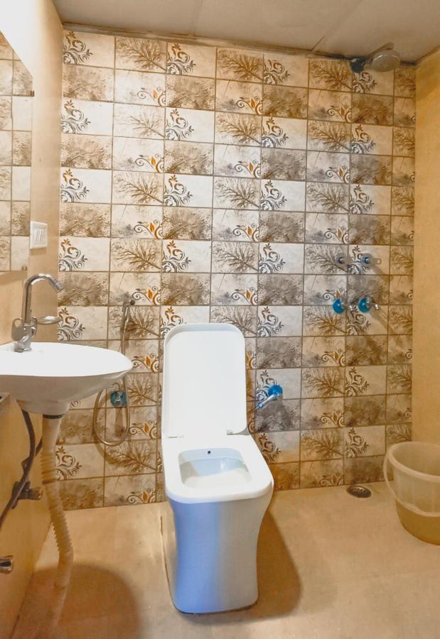 Premium - Kailash Colony 3*