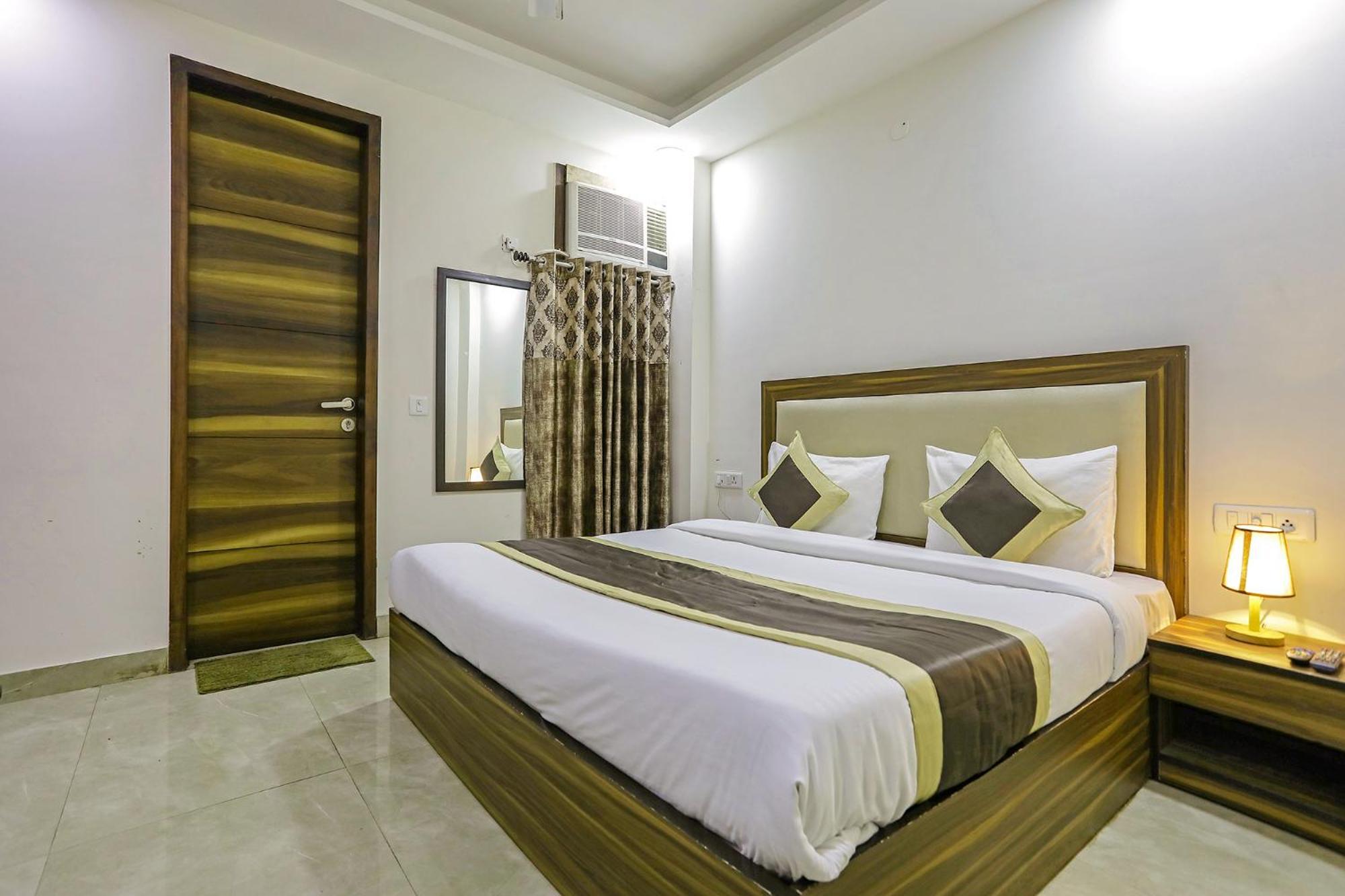 Fabhotel White House Hotel