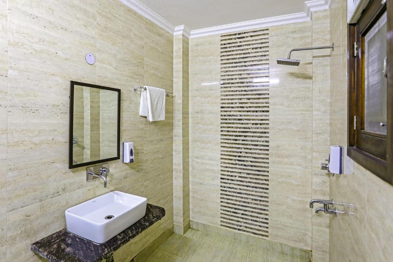 Fabhotel White House Hotel