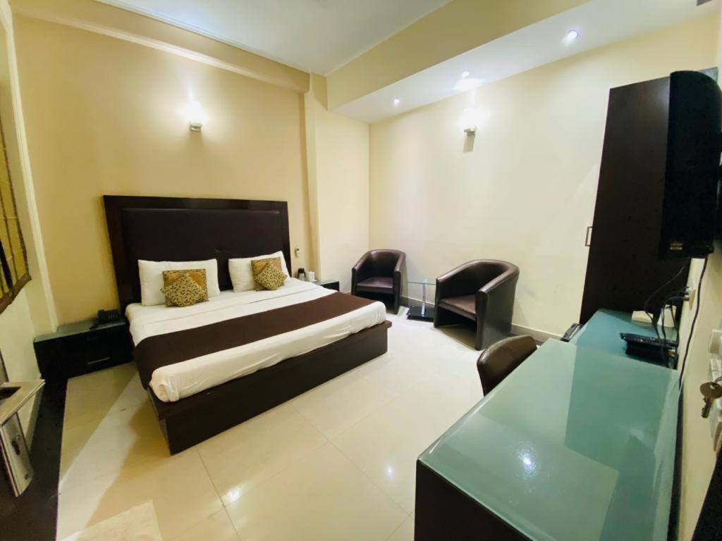 Hotel Lloyd Residency Nehru Place 3*
