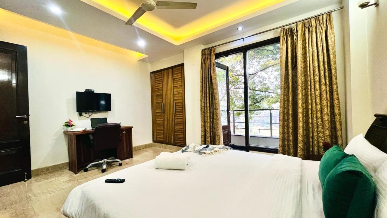Bluo Park Facing 3br -balcony, Lift, Parking Apartment New Delhi