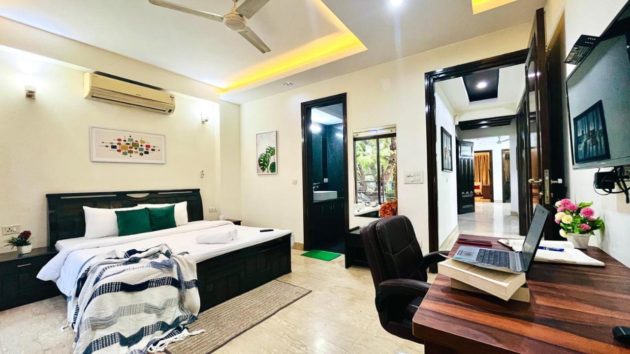 Bluo Park Facing 3br -balcony, Lift, Parking Apartment New Delhi