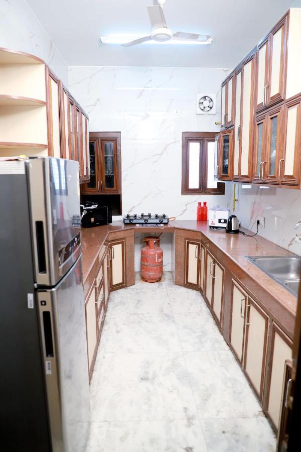 Fortune Service 2bhk ,e28 Saket 1a *