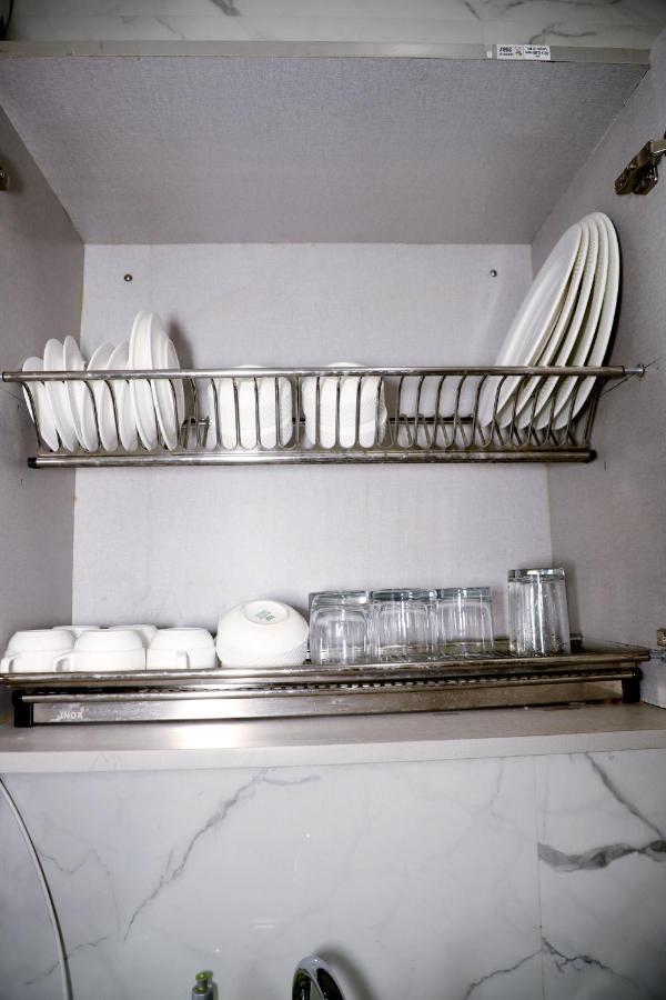Fortune Service 2bhk ,e28 Saket 1a * New Delhi